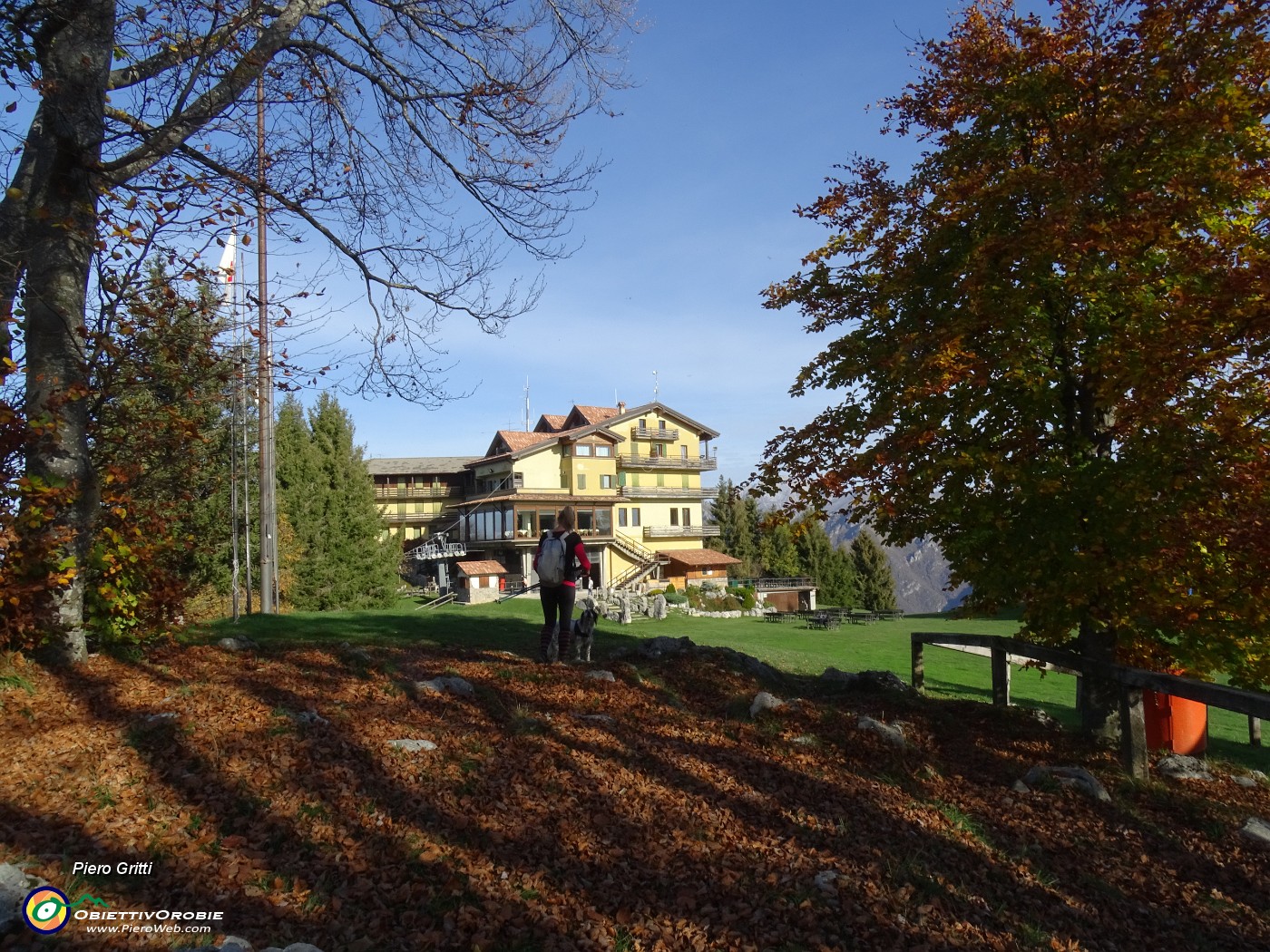 36 Verso il Rif. Poieto con i colori dell'autunno.JPG